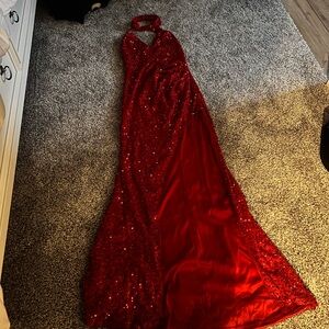 I wore this for Jessica rabbit it’s super long!!!!! I’d say size 6-7